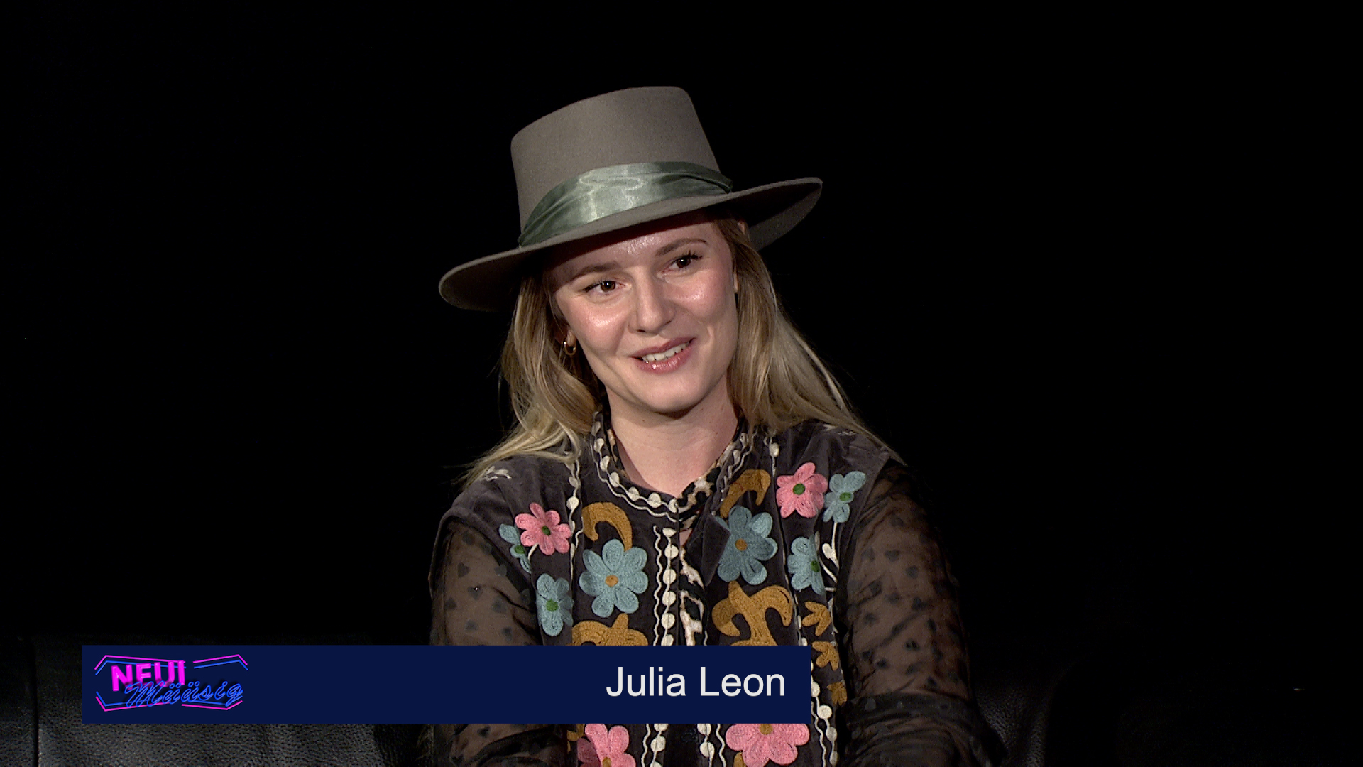 Julia Leon0
